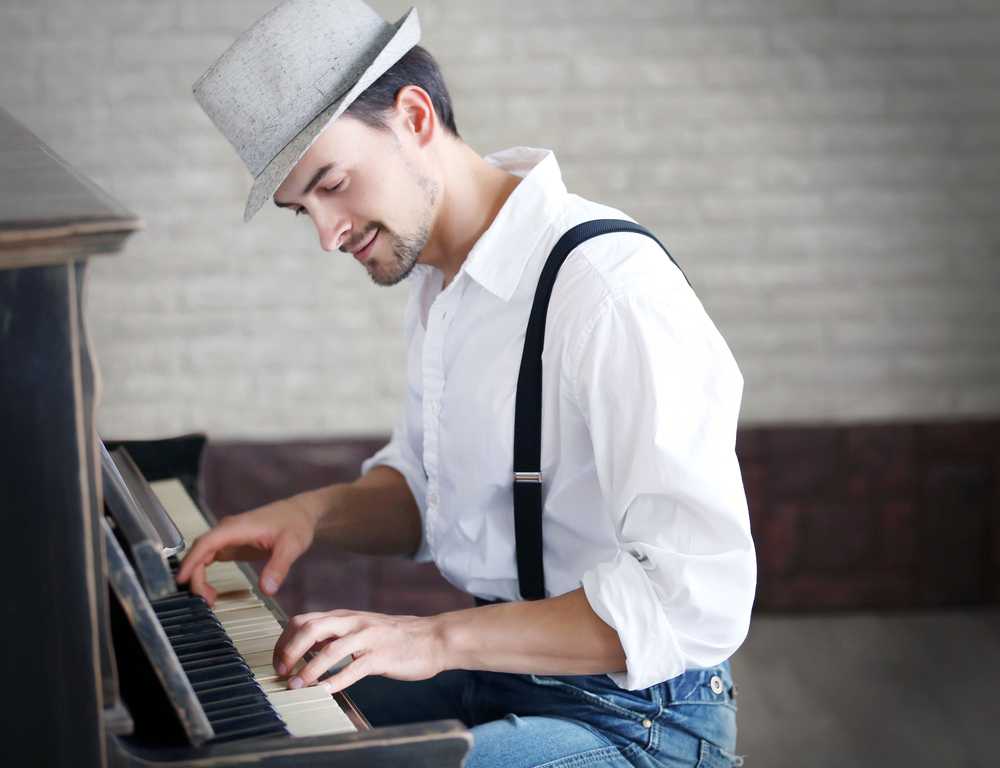 adultplayingpiano compr